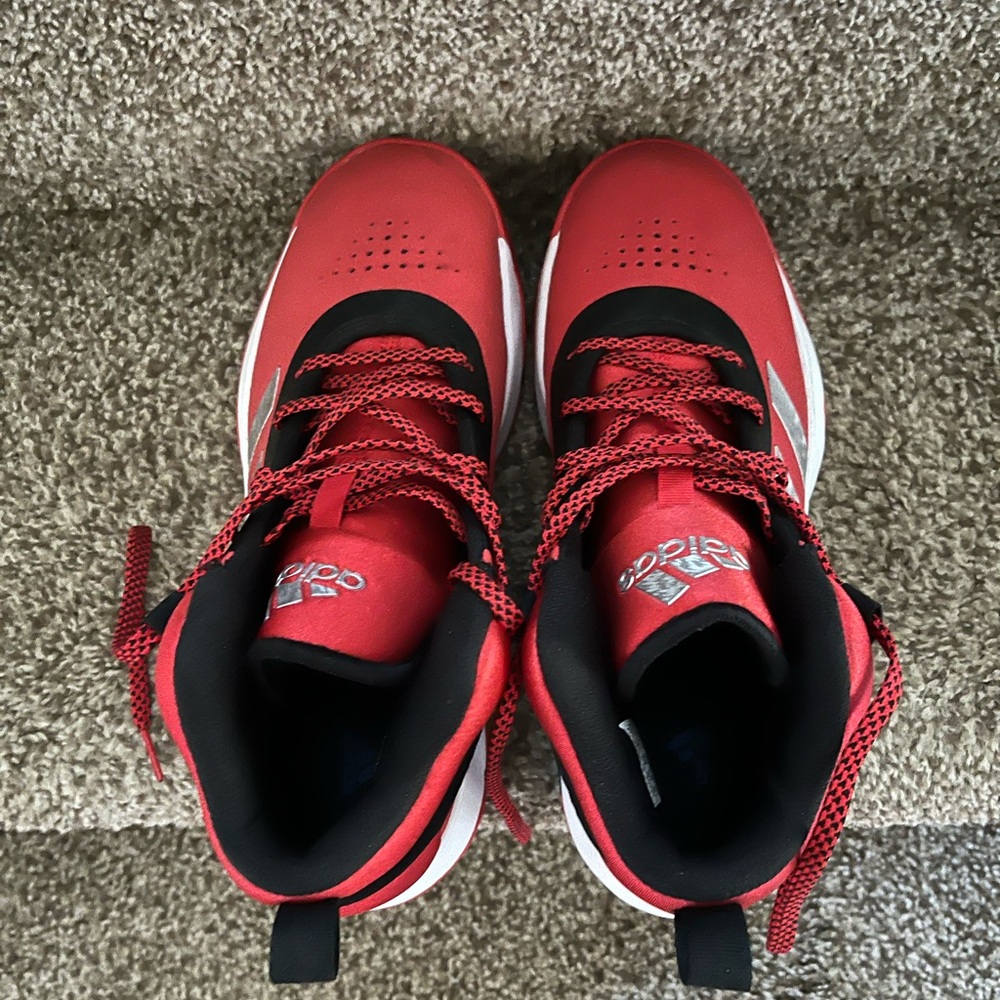 Men size 7 basketball shoes.  New